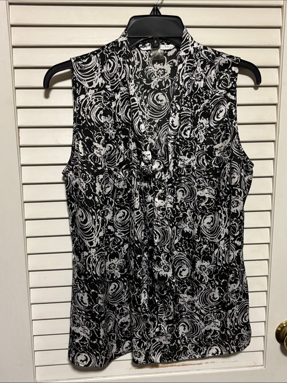 Peter Nygard Black & White Sleeveless V-Neck Top